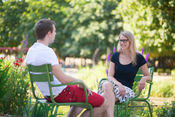 一对情侣在巴黎的杜伊勒里宫花园休息图片下载