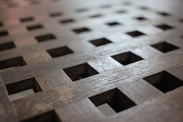 木桌表面有方孔，背景图片下载