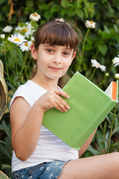 可爱的小女孩读书图片下载