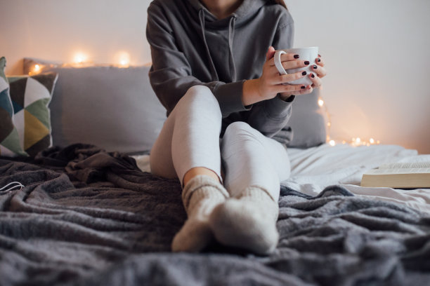 女孩在床上喝热茶图片下载