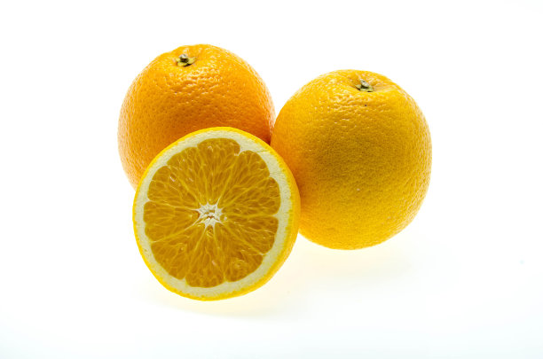 在白色背景上孤立的橙色水果切片图片下载