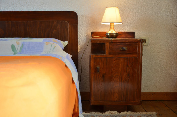 有旧家具的卧室图片下载