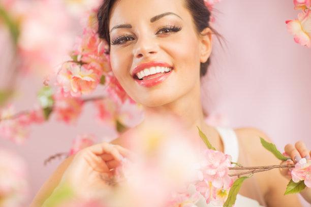 花丛中美丽的黑发女子图片下载