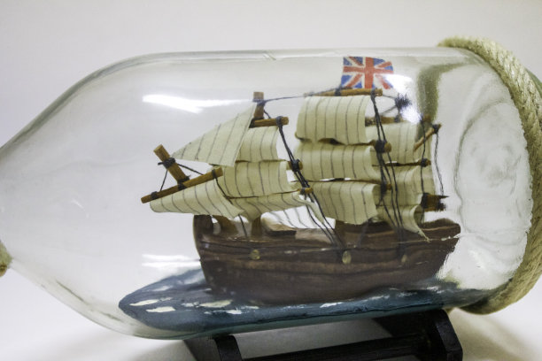 玻璃瓶中的英国船特写图片下载
