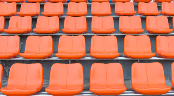 橙色看台上的椅子图片下载