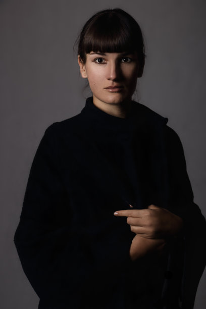 穿蓝色外套的女孩图片下载