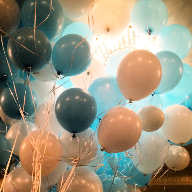 蓝色和白色的派对气球图片下载