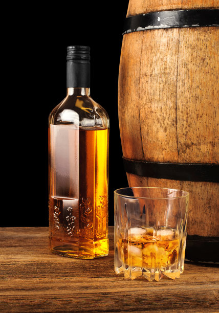 威士忌和橡木桶图片下载