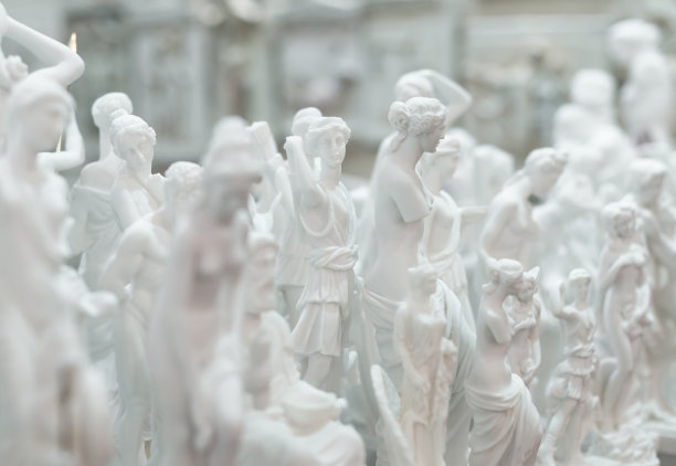 有很多希腊诸神的雕像。图片下载