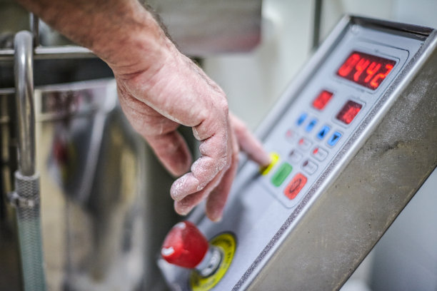 手触摸按钮的近景图片下载