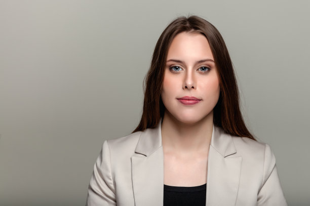 时尚的年轻欧洲女性-股票形象图片下载