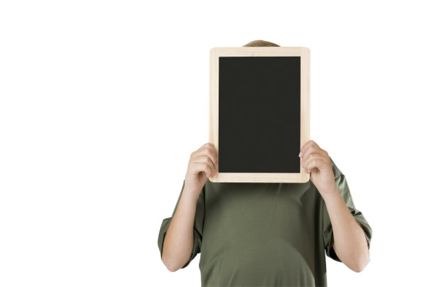 男孩的头在黑板后面图片下载