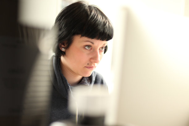 女孩在电脑上工作图片下载