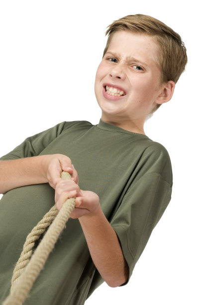 男孩拉着绳子图片下载