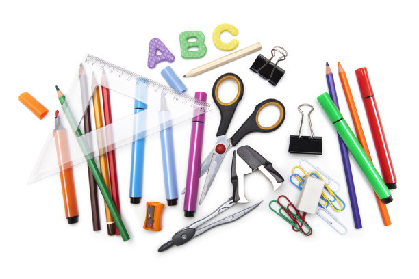 白色背景下的办公室和学生用品照片。图片下载