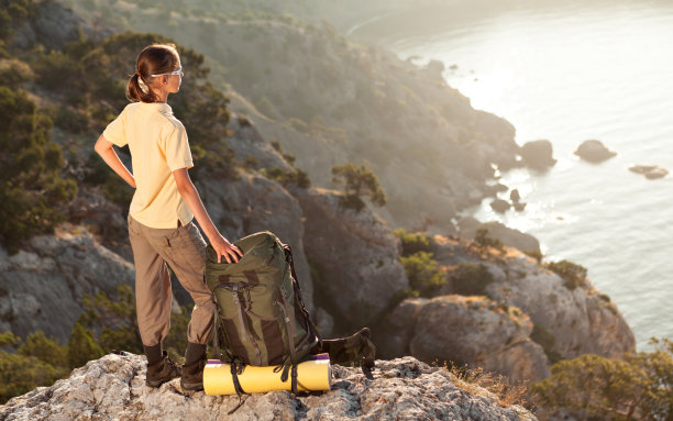 背包客看着日出图片下载