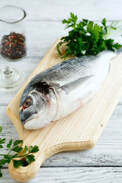 新鲜的剑鱼在板上图片下载