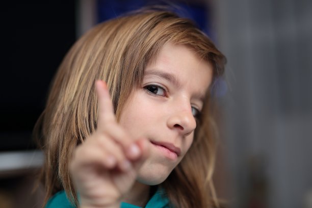 小女孩的肖像，看着相机翼图片下载