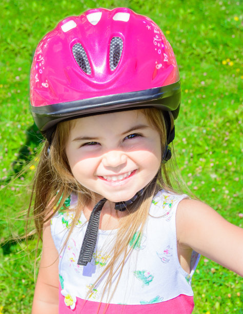 戴自行车头盔的女孩图片下载