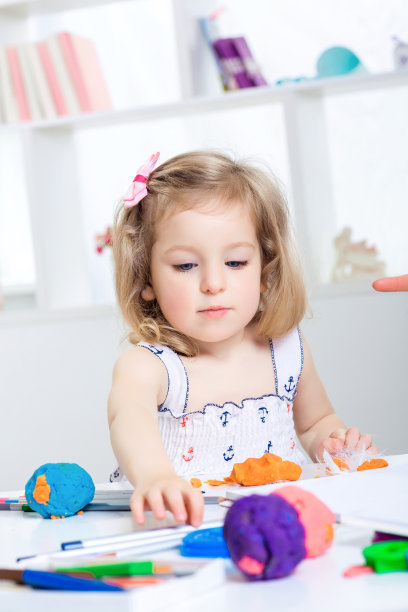 玩彩色橡皮泥的女孩图片下载