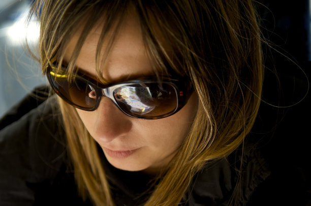 这个女人的地图映在太阳镜上图片下载