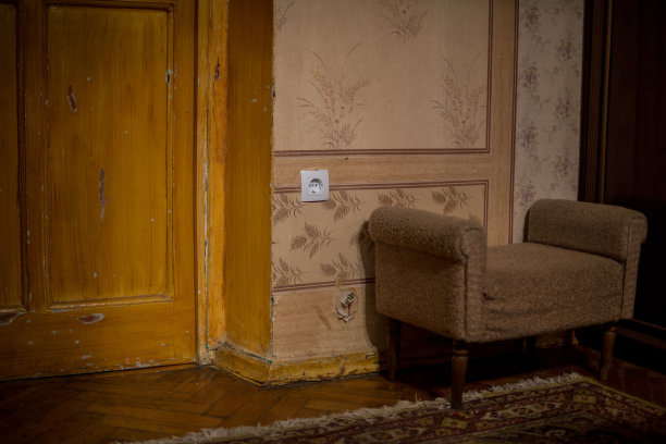 靠墙放着的旧土耳其式小沙发图片下载