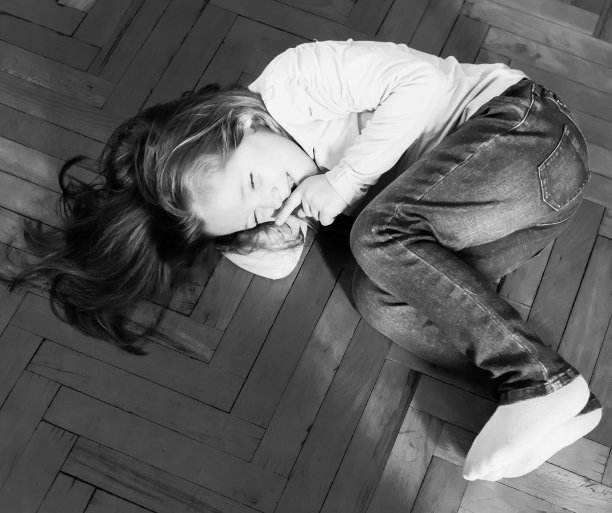 女孩躺在地板上图片下载