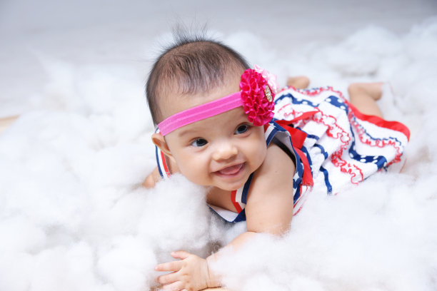 婴儿在工作室图片下载