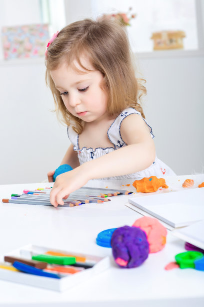 玩彩色橡皮泥的女孩图片下载