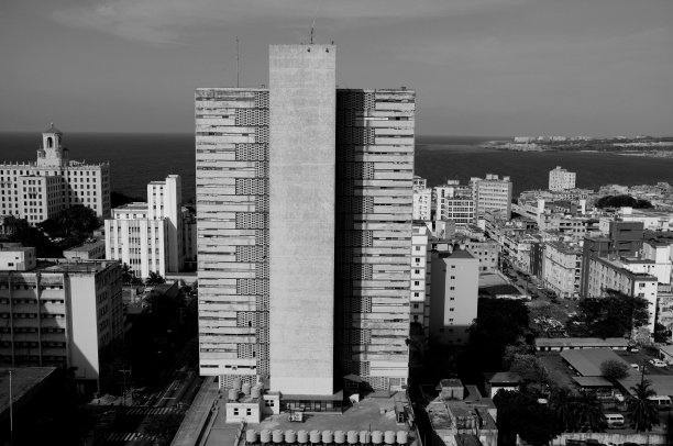 高大的建筑。古巴哈瓦那。图片下载