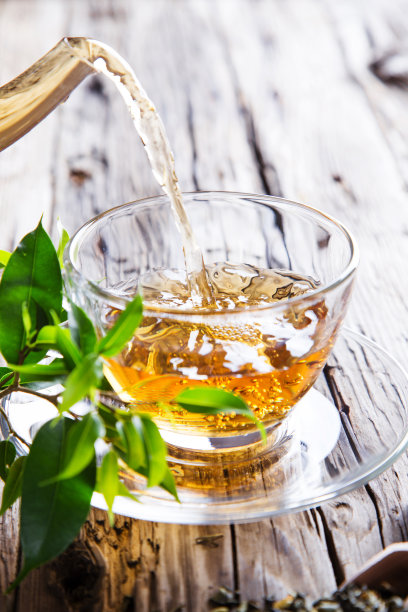 透明的一杯绿茶图片下载