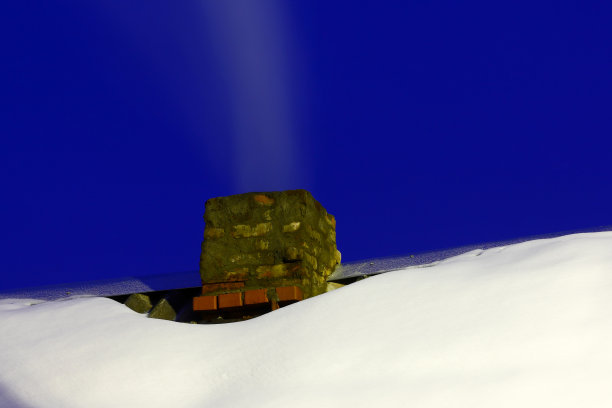 被雪覆盖的屋顶和烤箱的管道图片下载