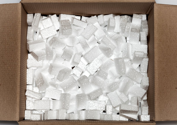 纸盒里的白色泡沫塑料颗粒图片下载