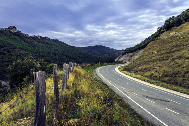 通往围栏的路在秋天图片下载