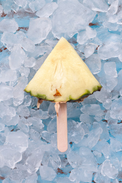 菠萝冰棒美味新鲜的夏天水果甜甜点木材柚木图片下载