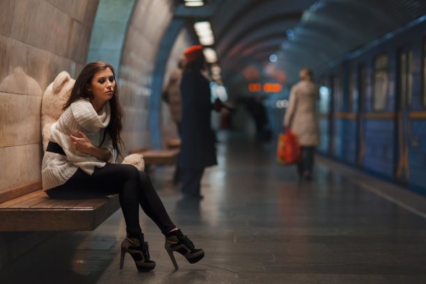 悲伤的女孩。图片下载