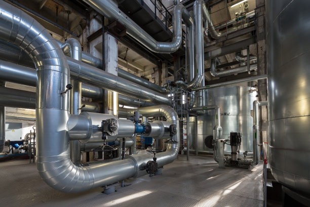 发电厂内的大型银色管道和水箱图片下载