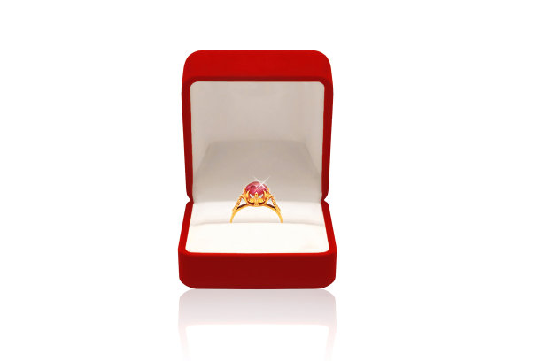 豪华金戒指与钻石在红盒子图片下载