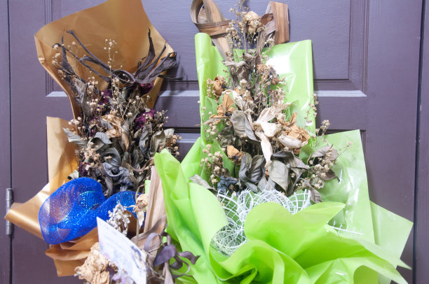 一张由枯萎的花组成的花束的照片图片下载