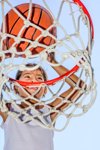 一个七岁的小女孩在打篮球图片下载