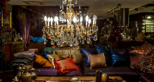 现代的客厅室内设计，舒适的沙发和照明图片下载