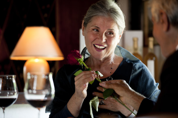 餐厅里的老夫妇图片下载