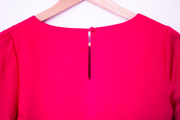 把衣服挂在木衣架上图片下载