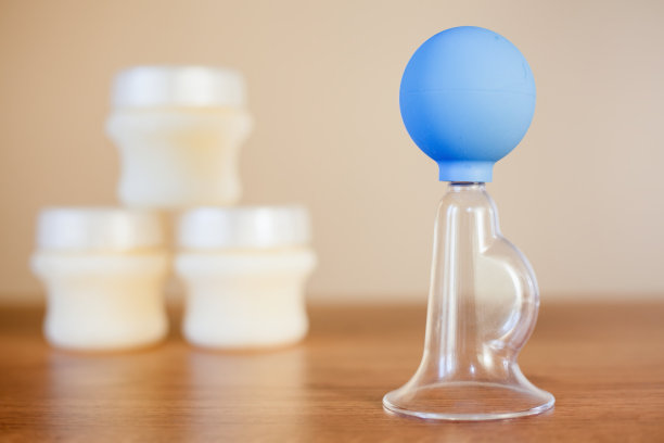 手动吸乳器和母乳在后台图片下载