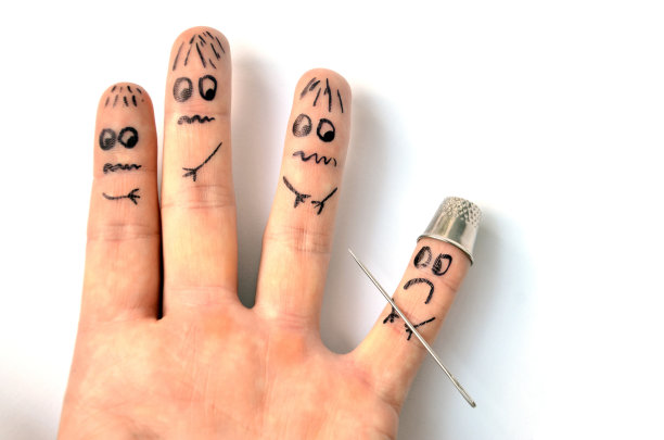 一根带着针的手指将另一根手指放在恐惧中图片下载