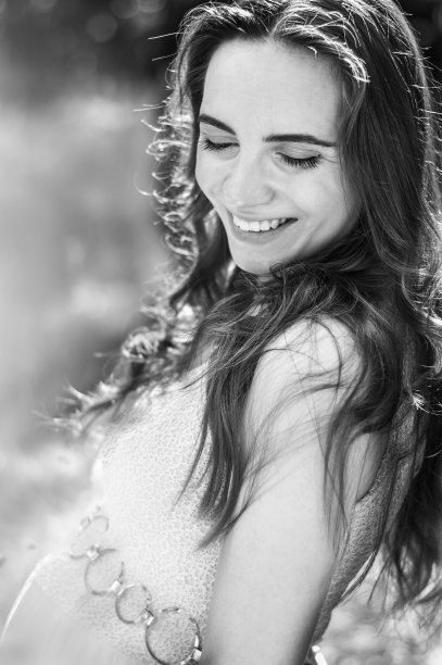 黑白照片中美丽快乐大笑的女人图片下载