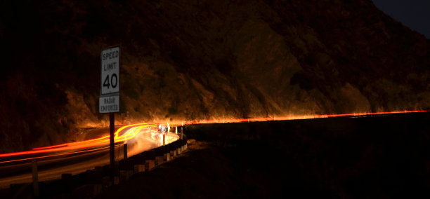 弯道上的光迹图片下载