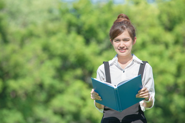成人学生在大学读书图片下载
