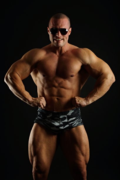 戴着墨镜的肌肉男摆姿势图片下载