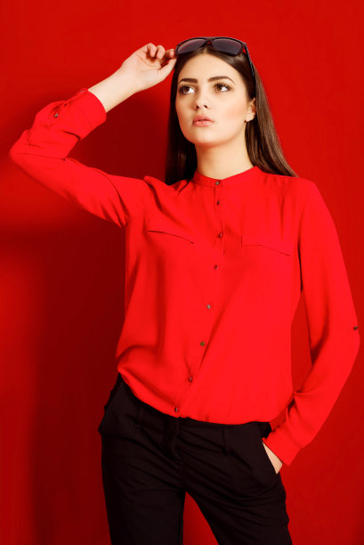 穿着红衬衫的漂亮女孩图片下载